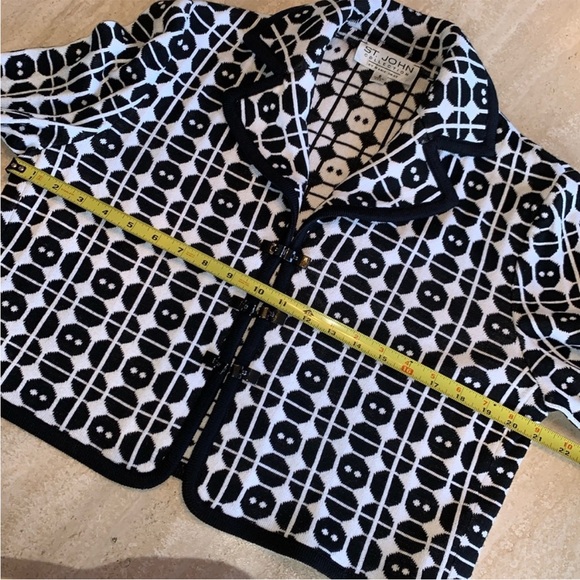 ST JOHN Collection cropped knit jacket, black/white geometric pattern - Picture 10 of 11